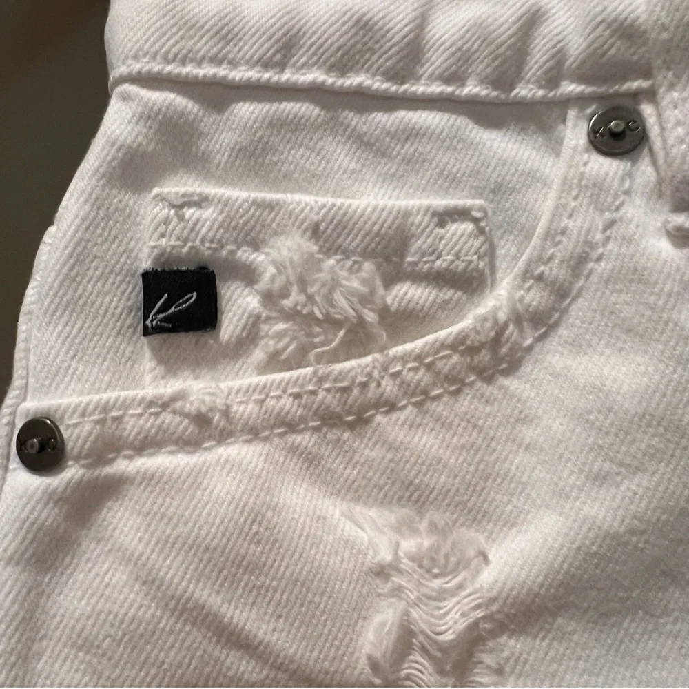 KANCAN -WOMEN’S WHITE SHORT CUT- OFF DISTRESSED